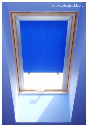 Niebieska roleta do okna dachowego